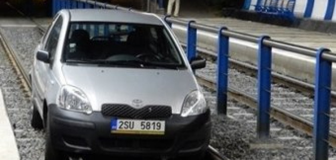 Злостные нарушители ПДД в Чехии катаются по трамвайным рельсам