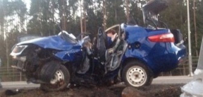 В Тосно два человека погибли, врезавшись в столб на Kia