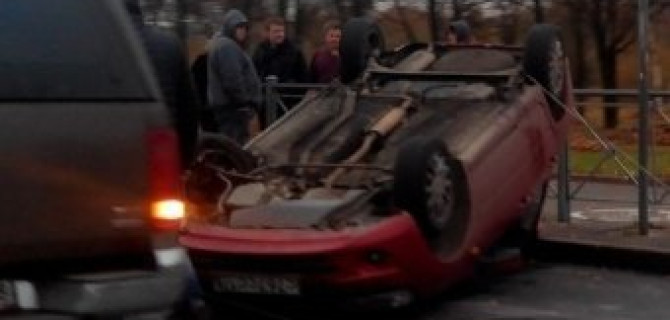 На проспекте Луначарского после столкновения со столбом перевернулась Лада