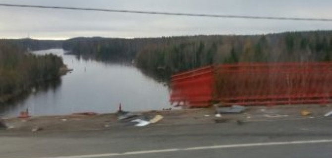 Фура с маслом упала в Сайменский канал