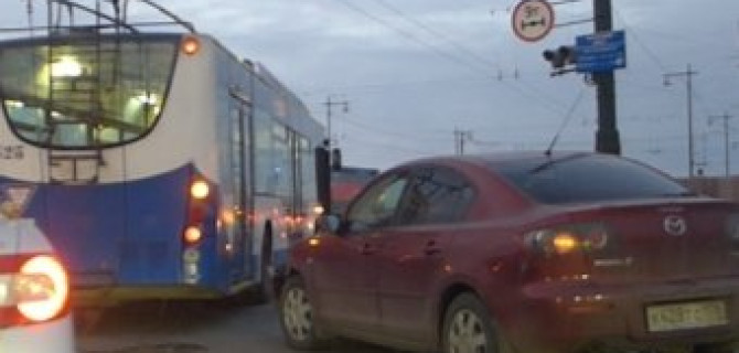 Девушка на Mazda 3 попыталась "успеть проскочить" перед троллейбусом
