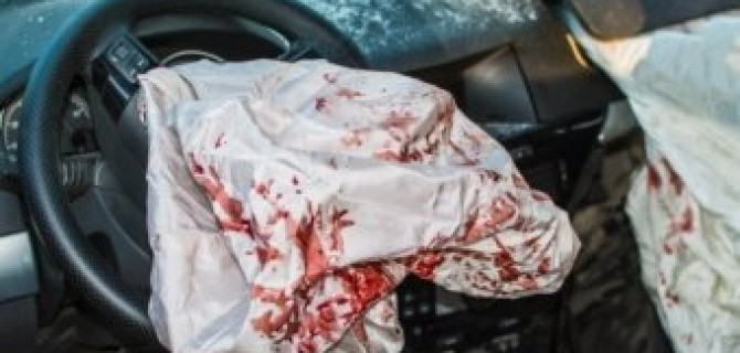 В Красноярске пьяный водитель врезался в автобус на скорости 100 км/ч, погибла девушка