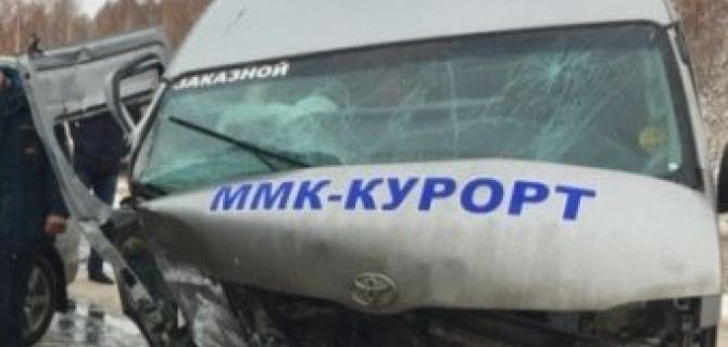 В Башкирии в ДТП с микроавтобусом пострадали восемь человек