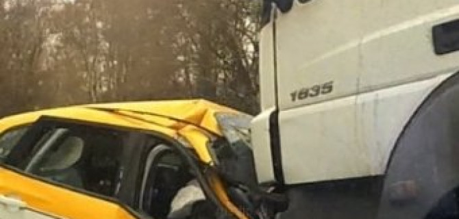 При столкновении фуры и такси в Подмосковье погибли двое