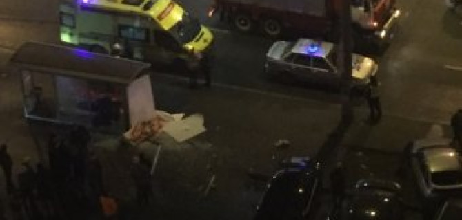 На Ленинском проспекте автомобиль влетел в остановку и сбил двух человек