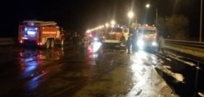 Под Самарой в ДТП погиб водитель бензовоза, произошла утечка нефти