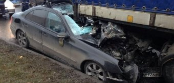 На Вербной улице Mercedes въехал под фуру