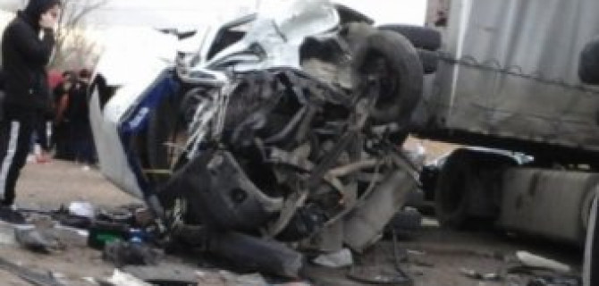 В Волгограде в ДТП с маршруткой и грузовиком погиб мужчина и ребенок