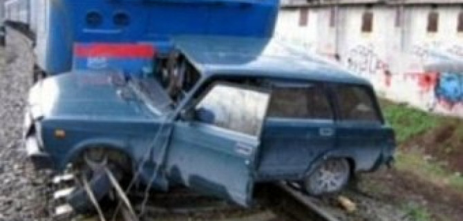 В Рязанской области на переезде поезд столкнулся с автомобилем