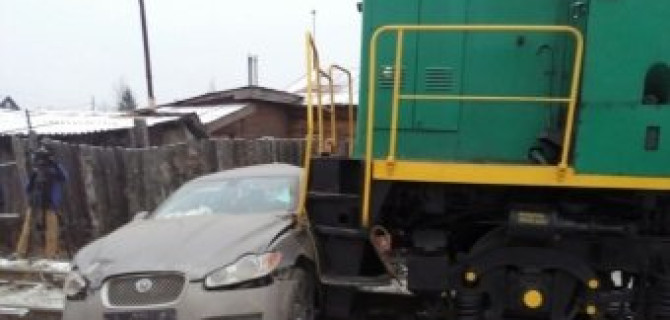 В Ивановской области тепловоз протаранил Jaguar