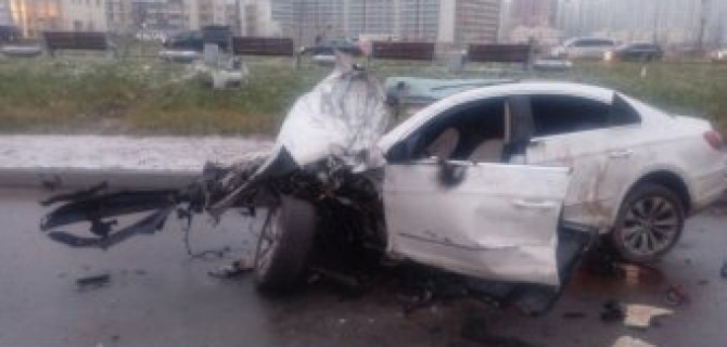 На Дальневосточном проспекте при столкновении Volkswagen со столбом погибла девочка