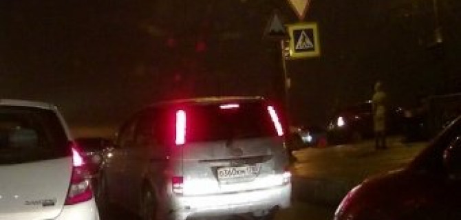 Помощь женщине-водителю на Литейном мосту закончилась ДТП