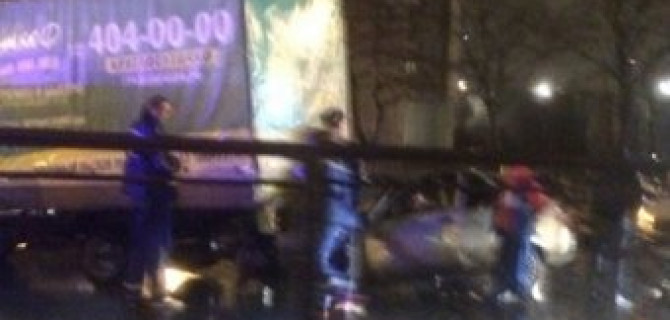 На проспекте Славы легковушка влетела под грузовик