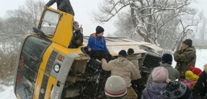 В Приморье школьный автобус перевернулся на заснеженной трассе