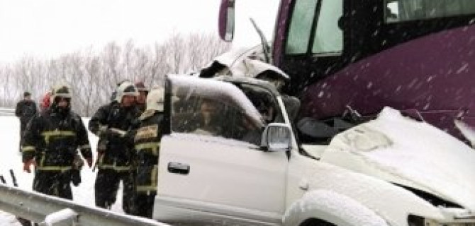 На Сахалине Toyota врезалась в автобус с детьми: три человека погибли