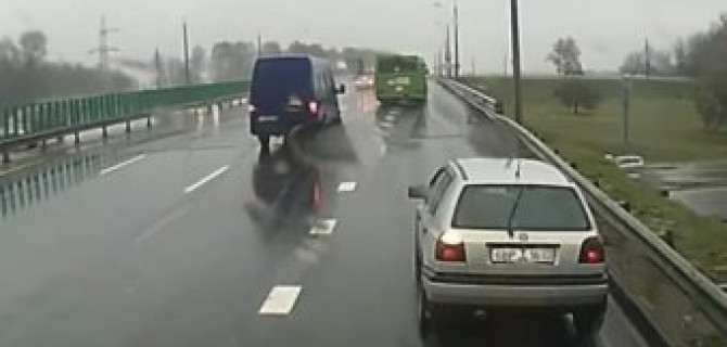 Авария с торопливыми автобусами на кольцевой автодороге вокруг Минска