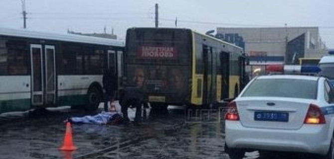 Кондуктор погибла под колесами маршрутки в Петербурге