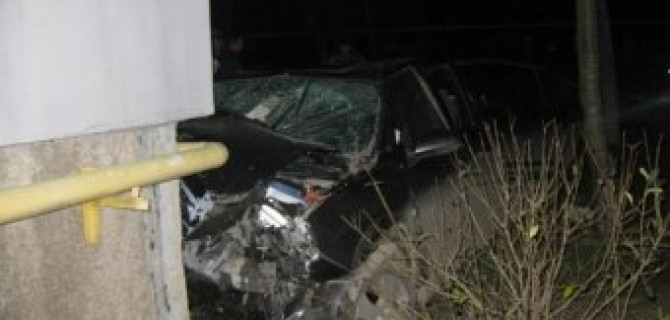 В Керчи автомобиль врезался в дом: погибли четыре человека