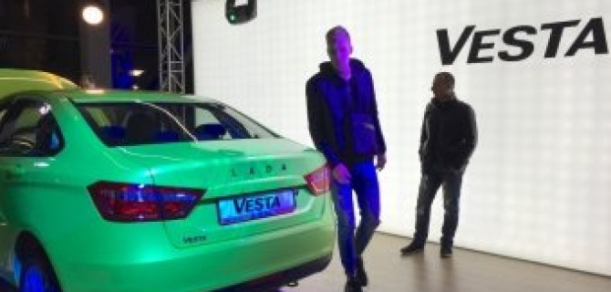 Российские дилеры представили новый Lada Vesta в рамках ночного презентационного шоу