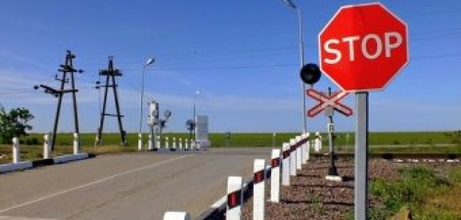 Под Тверью при столкновении автомобиля и электрички погибла женщина