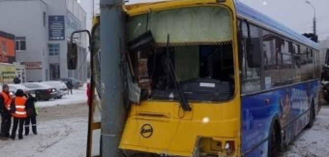 В Ижевске автобус врезался в столб: пострадало 13 человек