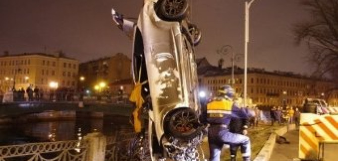 Возле Поцелуева моста в реку упал автомобиль