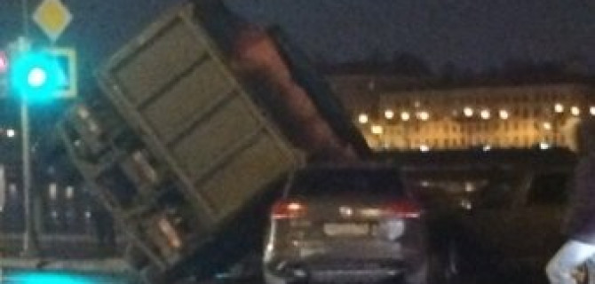 В Петербурге КАМАЗ упал на машины