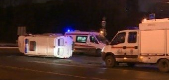 В Москве легковушка опрокинула «скорую помощь»