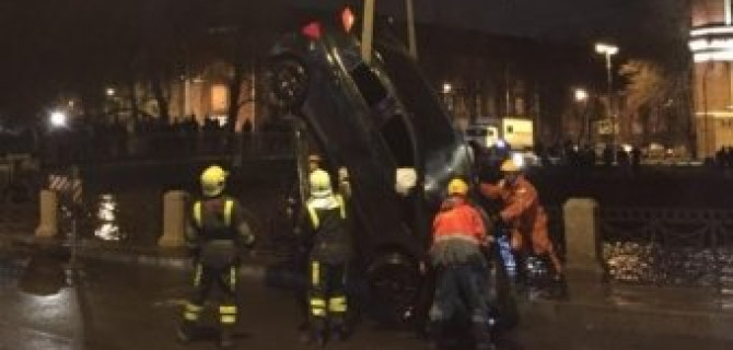В Петербурге в Мойку снова упал автомобиль