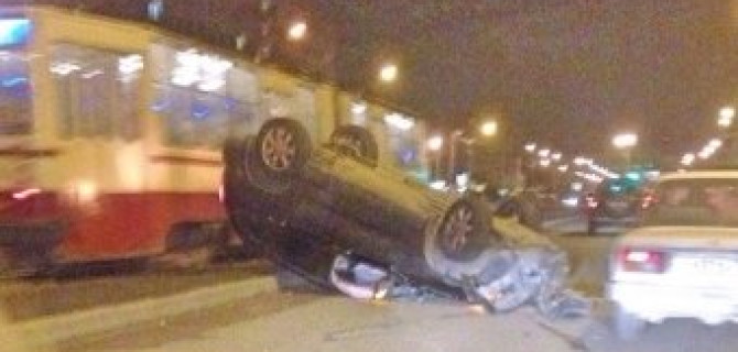 В Петербурге из перевернувшегося внедорожника сбежал водитель