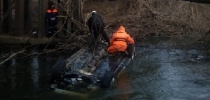 В Ялге водитель погиб при падении автомобиля с моста в реку
