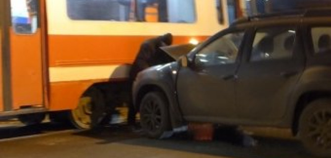 Торопливый водитель на Renault Duster врезался в трамвай на Политехнической улице