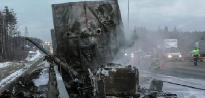 На Киевском шоссе в ДТП погиб водитель фургона