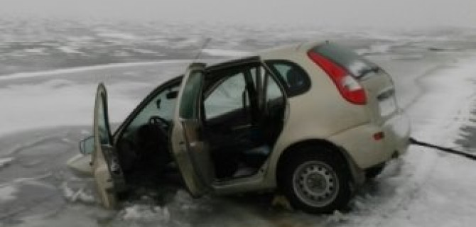 На Ириклинском водохранилище под лед провалилась Lada Kalina