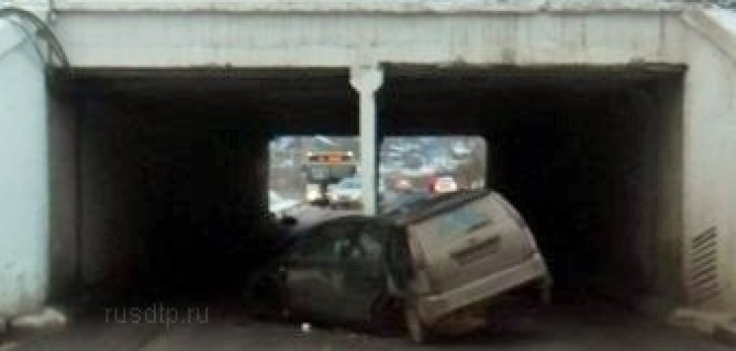 Водитель погиб, врезавшись в опору моста в Домодедовском районе