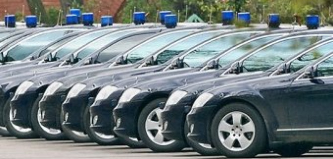 Чиновникам могут запретить не только покупать, но и арендовать мощные автомобили