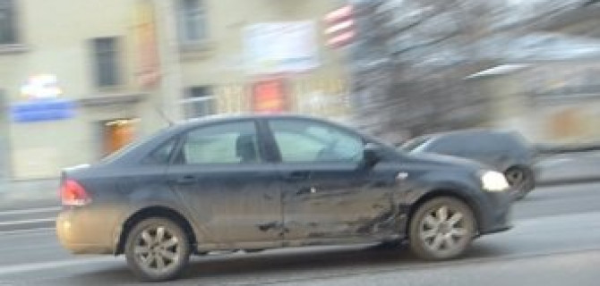 Неудачное маневрирование на трамвайных рельсах на проспекте Энгельса привело к ДТП