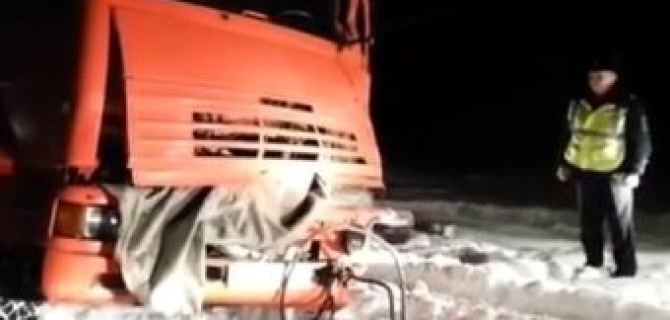 Спец-автомобиль КАМАЗ, перевозивший 15 заключенных, попал в ДТП 