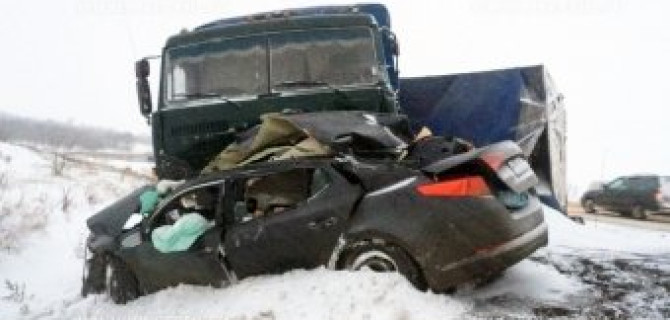 Под Саратовом в ДТП с КАМАЗом погибли четыре человека