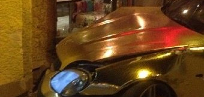  В Ейске в кафе врезался золотой Mercedes