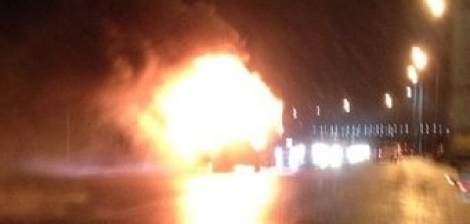 На Октябрьской набережной горели мусоровоз и легковушка