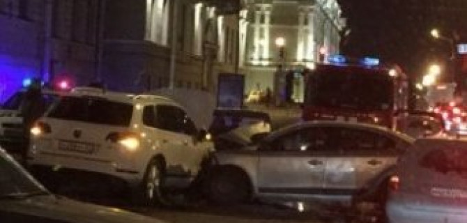 В Петербурге при столкновении четырех автомобилей на Дворцовой набережной пострадали люди