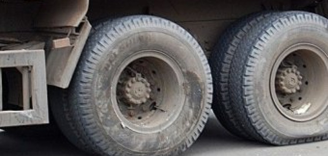 Под Саратовом иномарка насмерть сбила двух мужчин, менявших колесо у КАМАЗа