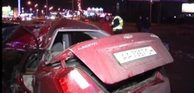 ДТП в Киеве - автомобиль Chevrolet на большой скорости врезался в осветительный столб