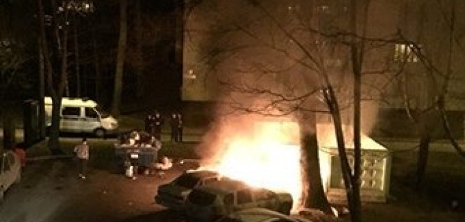 Два злоумышленника в шапках Санта-Клауса сожгли семь машин в Петербурге