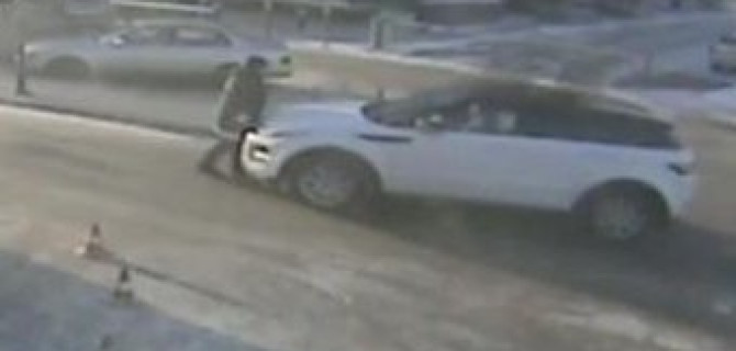 В Иркутске автоледи сбила парковщика