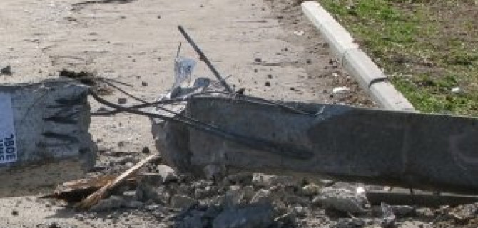 В Москве автомобиль врезался в столб: погиб человек