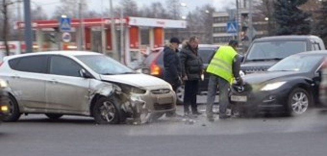 Hyundai Solaris и Mazda 6 столкнулись на перекрестке проспектов Пискаревского и Блюхера