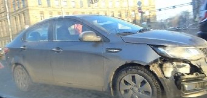 Две иномарки столкнулись на Светлановской площади