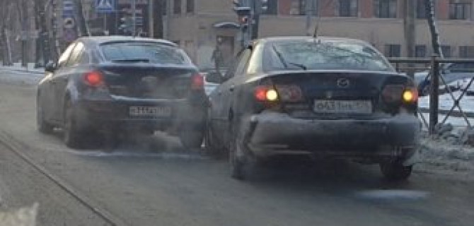 Седан Mazda 6 врезался в остановившийся у перекрестка Шевроле